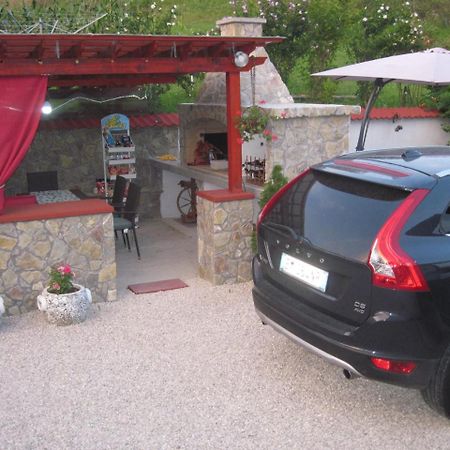 Apartment Yasica Izacic Luaran gambar